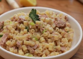 طريقة عمل سلطة التونة بالمكرونة والبصل الأخضر