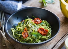 طريقة عمل مكرونة بالبستو والطماطم