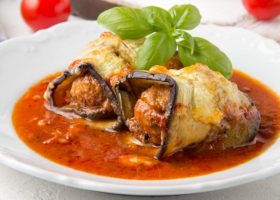 طريقة عمل رولات الباذنجان بالصوص الأحمر