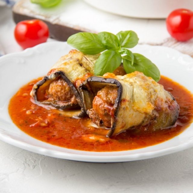 طريقة عمل رولات الباذنجان بالصوص الأحمر