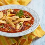 طريقة عمل شوربة التورتيلا المكسيكية الحارة
