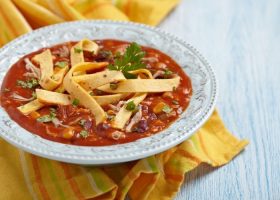 طريقة عمل شوربة التورتيلا المكسيكية الحارة