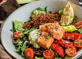 طريقة عمل سلطة السلمون الفيليه بالكينوا