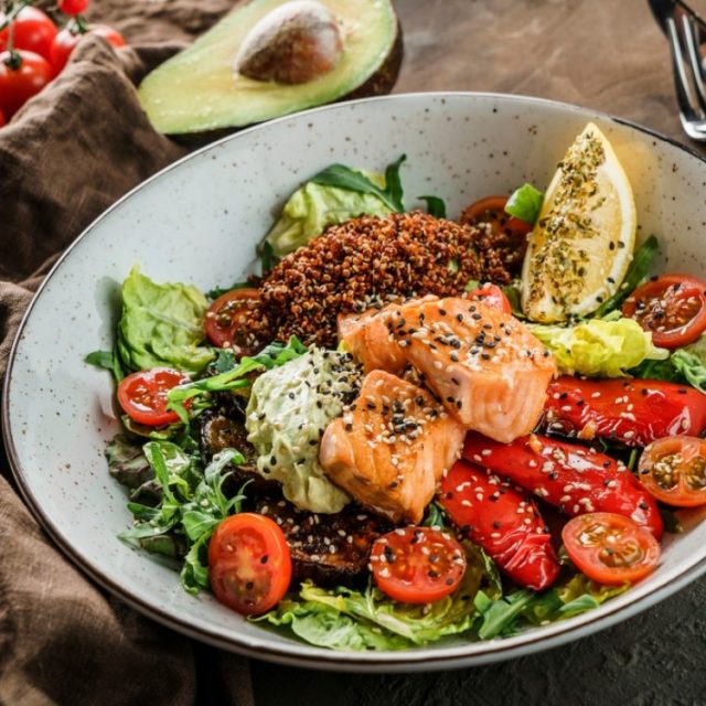 طريقة عمل سلطة السلمون الفيليه بالكينوا