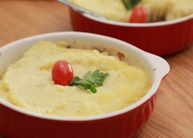 طريقة عمل فطيرة ستيك بالفطر والبطاطس المهروسة