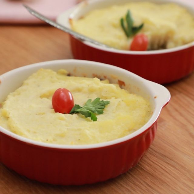 طريقة عمل فطيرة ستيك بالفطر والبطاطس المهروسة