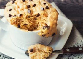 طريقة عمل كيكة المايكرويف بالفانيلا ورقائق الشوكولاتة