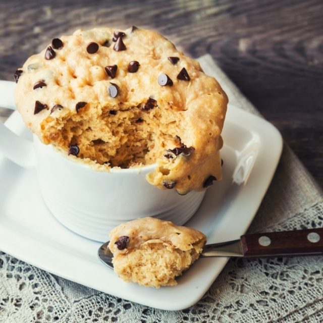 طريقة عمل كيكة المايكرويف بالفانيلا ورقائق الشوكولاتة