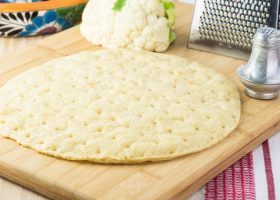 طريقة عمل بيتزا بعجينة القرنبيط الصحية