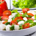 طريقة عمل سلطة الطماطم مع كرات الموزاريلا