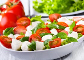 طريقة عمل سلطة الطماطم مع كرات الموزاريلا