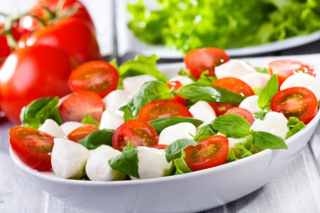 طريقة عمل سلطة الطماطم مع كرات الموزاريلا