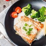 طريقة عمل سمك السلمون بالكريمة بالفرن