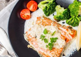 طريقة عمل سمك السلمون بالكريمة بالفرن