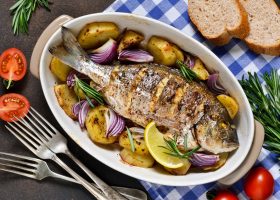 طريقة عمل صينية سمك مشوي بالبطاطس والأعشاب