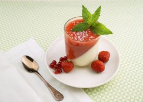 طريقة عمل بانا كوتا جوز الهند مع صلصة الفراولة