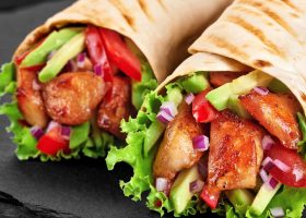 طريقة عمل ساندويش دجاج بخبز التورتيلا