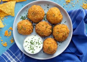 طريقة عمل كرات المكرونة بالجبن