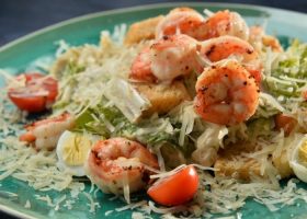 طريقة عمل سلطة سيزر بالروبيان