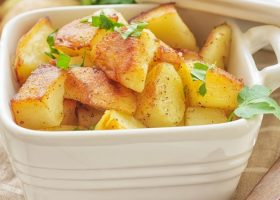 طريقة عمل بطاطس مشوية بالليمون