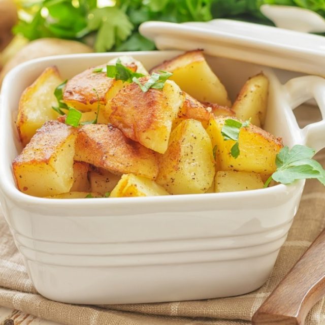 طريقة عمل بطاطس مشوية بالليمون