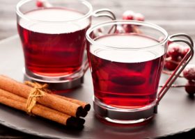 طريقة عمل شاي بالقرفة والتوت البري