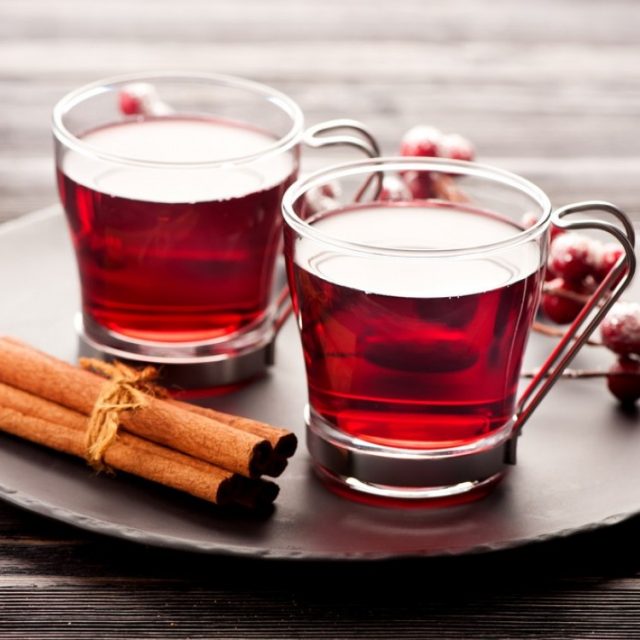 طريقة عمل شاي بالقرفة والتوت البري