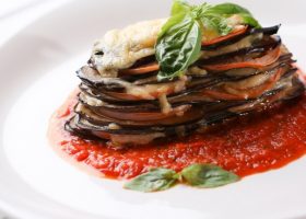 طريقة عمل صينية باذنجان بجبن البارميزان