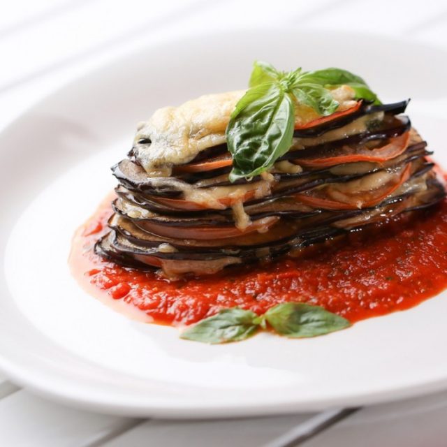 طريقة عمل صينية باذنجان بجبن البارميزان