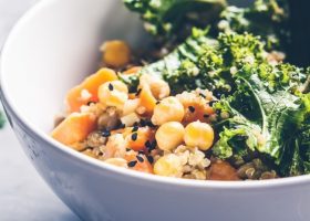 طريقة عمل يخنة الحمص والبطاطا الحلوة والكايل