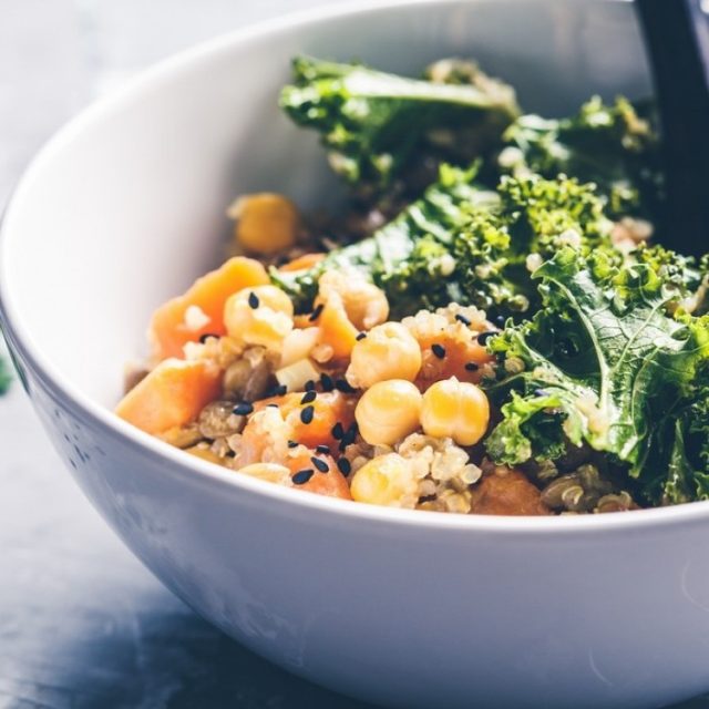 طريقة عمل يخنة الحمص والبطاطا الحلوة والكايل