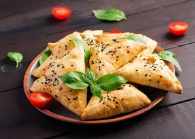 طريقة عمل فطيرة اللحم المفروم بعجينة العشر دقائق