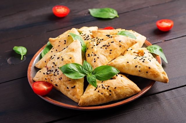 طريقة عمل فطيرة اللحم المفروم بعجينة العشر دقائق