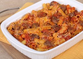 طريقة عمل طاجن مكرونة بالسجق