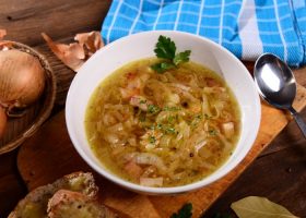 طريقة عمل شوربة البصل للرجيم