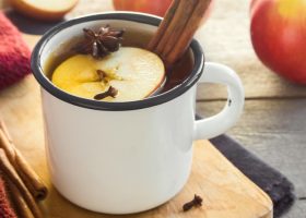 طريقة عمل الشاي بنكهة التفاح والقرفة