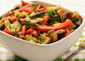 طريقة عمل سلطة الفلفل والباذنجان المقلية