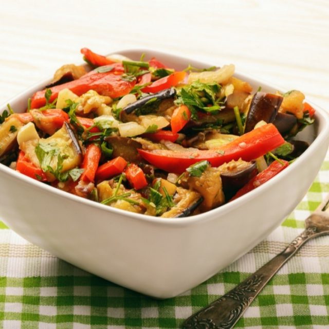 طريقة عمل سلطة الفلفل والباذنجان المقلية