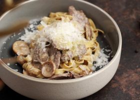 طريقة عمل مكرونة بالفطر بدون كريمة