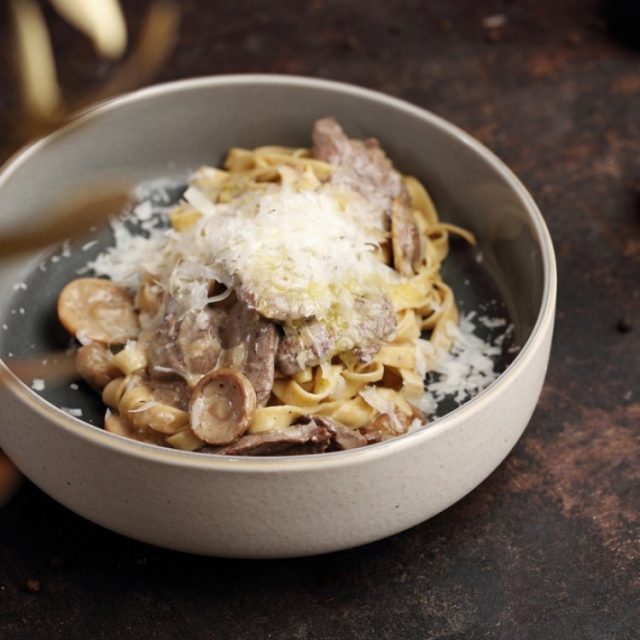 طريقة عمل مكرونة بالفطر بدون كريمة