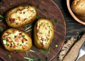 طريقة عمل بطاطس محشية بالكريمة والبصل الأخضر