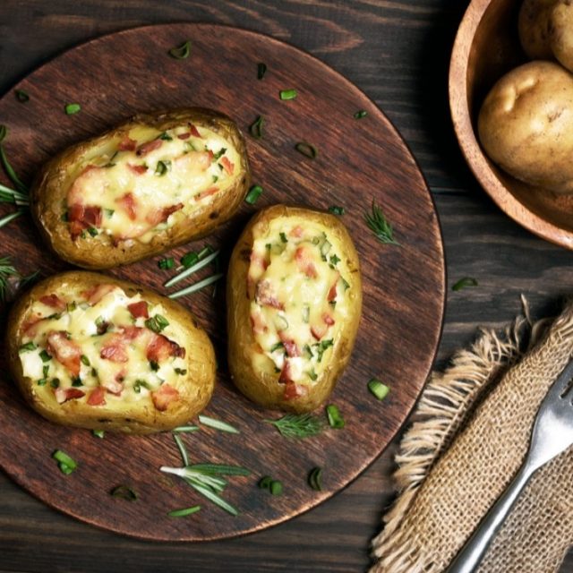 طريقة عمل بطاطس محشية بالكريمة والبصل الأخضر