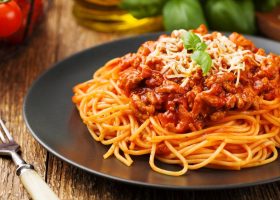 طريقة عمل مكرونة باللحم المفروم