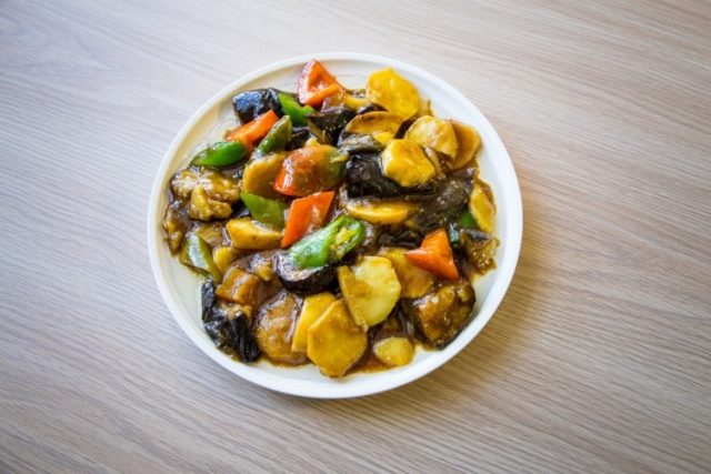 طريقة عمل سلطة باذنجان وبطاطس بالزبادي