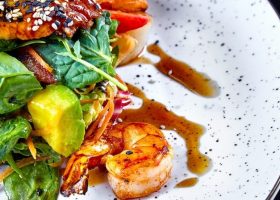 طريقة عمل سلطة السلمون والروبيان الدافئة مع السبانخ