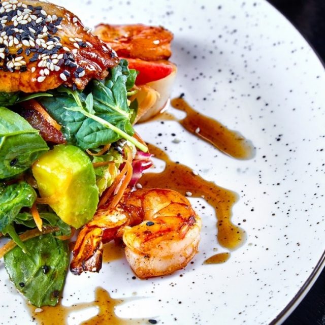طريقة عمل سلطة السلمون والروبيان الدافئة مع السبانخ