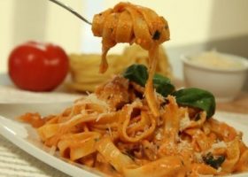 طريقة عمل فيتوتشيني الدجاج بالطماطم والريحان