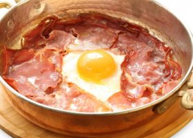 طريقة عمل فخارة بيض بالبسطرمة