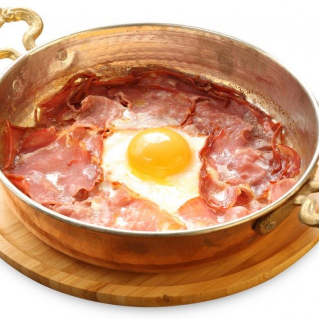 طريقة عمل فخارة بيض بالبسطرمة