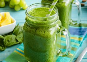 طريقة عمل سموذي السبانخ بالأناناس